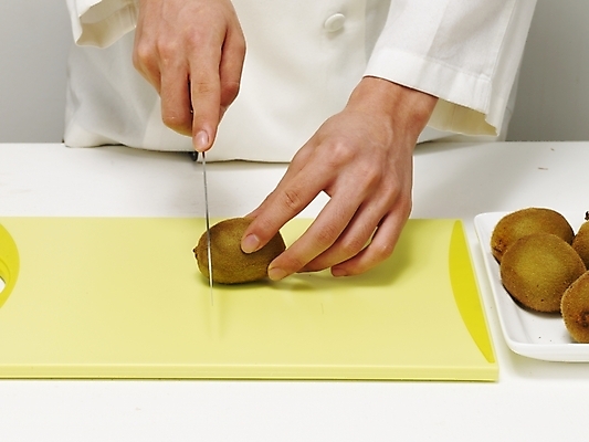 포토 JPG 스튜디오촬영 식물 접시 손 음식 과일 도마 실내 키위 한명 사람 신체부위 주방장 요리사 칼 조리복 자르기 재료손질 손질 칼질 국내포토 직업 1 식기 유니폼 모션 주방용품 내부 파일형식