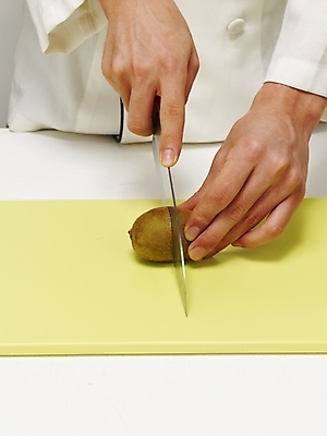 포토 JPG 스튜디오촬영 식물 손 음식 과일 도마 실내 키위 한명 사람 신체부위 주방장 요리사 칼 조리복 자르기 재료손질 손질 칼질 국내포토 직업 1 유니폼 모션 주방용품 내부 파일형식