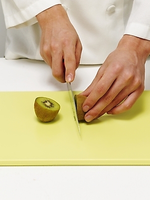 포토 JPG 스튜디오촬영 식물 손 음식 과일 도마 실내 키위 한명 사람 신체부위 주방장 요리사 칼 조리복 자르기 재료손질 손질 칼질 국내포토 직업 1 유니폼 모션 주방용품 내부 파일형식