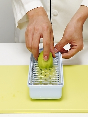 포토 JPG 스튜디오촬영 식물 손 음식 과일 도마 실내 키위 한명 사람 신체부위 주방장 요리사 조리복 재료손질 갈기 손질 강판 국내포토 직업 1 유니폼 주방용품 내부 파일형식