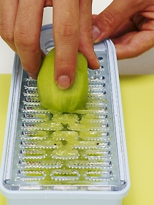 포토 JPG 스튜디오촬영 식물 손 음식 과일 도마 실내 키위 한명 신체부위 요리사 재료손질 갈기 손질 강판 국내포토 직업 1 주방용품 사람 내부 파일형식