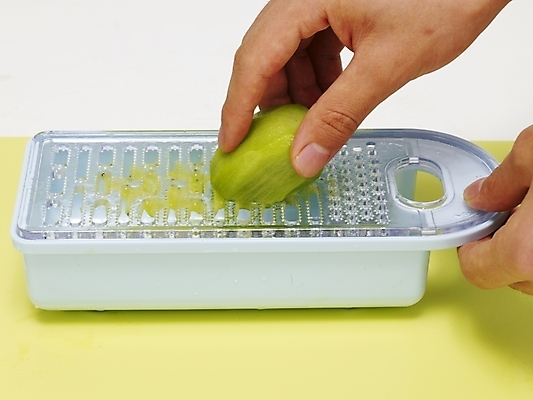 포토 JPG 스튜디오촬영 식물 손 음식 과일 실내 키위 한명 신체부위 요리사 재료손질 갈기 손질 강판 국내포토 직업 1 사람 내부 파일형식