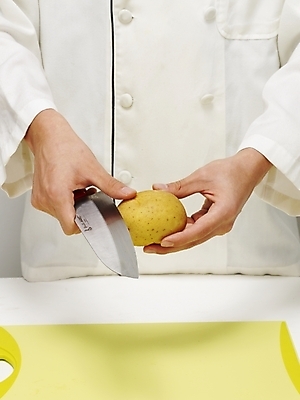 포토 JPG 스튜디오촬영 식물 손 음식 채소 식재료 감자 도마 실내 한명 들기 사람 신체부위 주방장 요리사 칼 조리복 재료손질 손질 칼질 국내포토 직업 1 유니폼 모션 주방용품 내부 파일형식