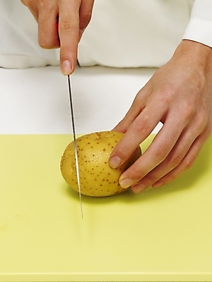 포토 JPG 스튜디오촬영 식물 손 음식 채소 식재료 감자 도마 실내 한명 사람 신체부위 주방장 요리사 칼 조리복 자르기 재료손질 손질 칼질 국내포토 직업 1 유니폼 모션 주방용품 내부 파일형식