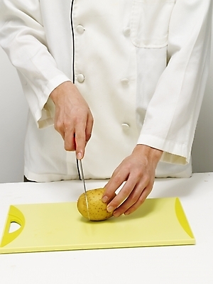 포토 JPG 스튜디오촬영 식물 손 음식 채소 식재료 감자 도마 실내 한명 사람 신체부위 주방장 요리사 칼 조리복 자르기 재료손질 손질 칼질 국내포토 직업 1 유니폼 모션 주방용품 내부 파일형식