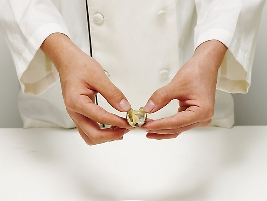 포토 JPG 스튜디오촬영 그릇 손 음식 식재료 어패류 실내 한명 들기 사람 신체부위 주방장 요리사 조리복 재료손질 손질 바지락 국내포토 동물 직업 1 식기 유니폼 모션 조개 내부 파일형식