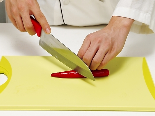 포토 JPG 스튜디오촬영 손 음식 채소 식재료 고추 도마 실내 한명 들기 사람 신체부위 빨간색 주방장 요리사 칼 조리복 자르기 재료손질 홍고추 손질 칼질 국내포토 직업 1 컬러 유니폼 모션 주방용품 내부 파일형식