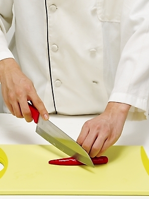 포토 JPG 스튜디오촬영 손 음식 채소 식재료 고추 도마 실내 한명 들기 사람 신체부위 빨간색 주방장 요리사 칼 조리복 자르기 재료손질 홍고추 손질 칼질 국내포토 직업 1 컬러 유니폼 모션 주방용품 내부 파일형식