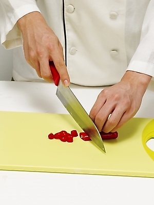 포토 JPG 스튜디오촬영 손 음식 채소 식재료 고추 도마 실내 한명 들기 사람 신체부위 빨간색 주방장 요리사 칼 조리복 자르기 재료손질 홍고추 손질 칼질 국내포토 직업 1 컬러 유니폼 모션 주방용품 내부 파일형식