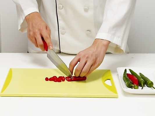 포토 JPG 스튜디오촬영 접시 손 음식 채소 식재료 고추 도마 실내 한명 들기 사람 신체부위 빨간색 주방장 요리사 칼 조리복 자르기 재료손질 홍고추 풋고추 손질 칼질 청양고추 국내포토 직업 1 식기 컬러 유니폼 모션 주방용품 내부 파일형식