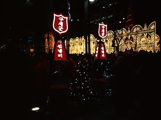 포토 JPG 야경 조명 사람없음 야외 장식 도시 구세군 구세군냄비 국내포토 야간 파일형식 풍경_경치