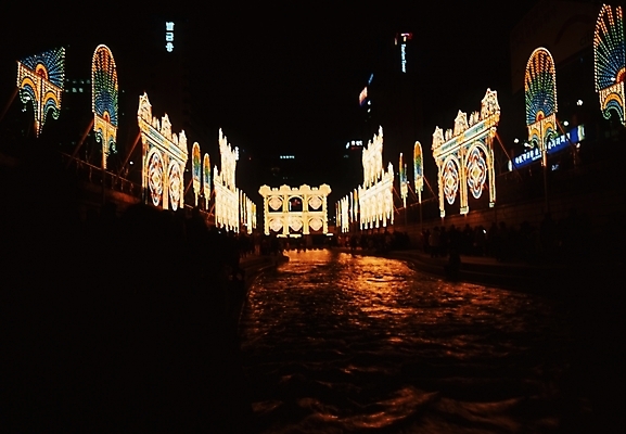 포토 JPG 건축 야경 조명 서울 한국 사람없음 야외 장식 청계천 국내포토 아시아 강 야간 랜드마크 파일형식 풍경_경치