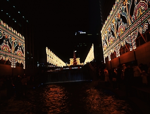 포토 JPG 건축 야경 조명 서울 한국 사람없음 야외 장식 강 청계천 국내포토 아시아 야간 랜드마크 파일형식 풍경_경치