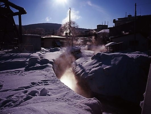 포토 JPG 주간 겨울 하늘 산 풍경 사람없음 야외 건물 관광지 온천 눈 구조물 국내포토 자연요소 건축물 계절 건축 여행 날씨 스파 파일형식