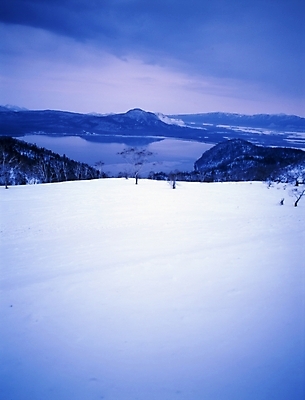 포토 JPG 주간 호수 설경 겨울 하늘 산 풍경 사람없음 야외 강 눈 국내포토 자연요소 계절 날씨 파일형식