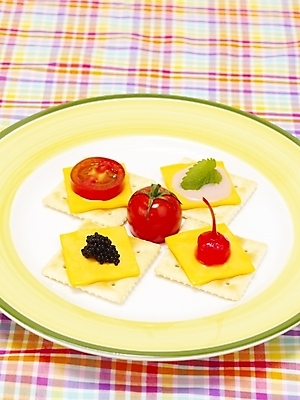 포토 JPG 스튜디오촬영 그릇 접시 음식 방울토마토 디저트 치즈 실내 사람없음 크래커 체리 카나페 안주 국내포토 식기 토마토 과일 유제품 서양음식 내부 쿠키 파일형식