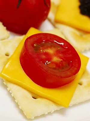 포토 JPG 스튜디오촬영 음식 방울토마토 디저트 치즈 실내 근접촬영 사람없음 크래커 카나페 안주 국내포토 뷰포인트 토마토 유제품 서양음식 내부 쿠키 파일형식