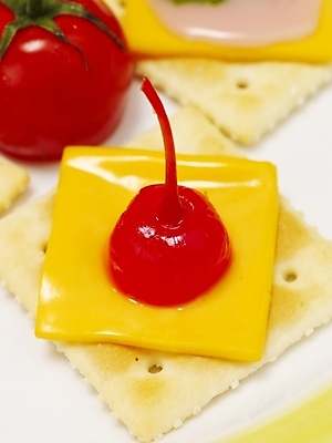 포토 JPG 스튜디오촬영 음식 방울토마토 디저트 치즈 서양음식 실내 근접촬영 사람없음 크래커 체리 카나페 안주 국내포토 뷰포인트 토마토 과일 유제품 내부 쿠키 파일형식