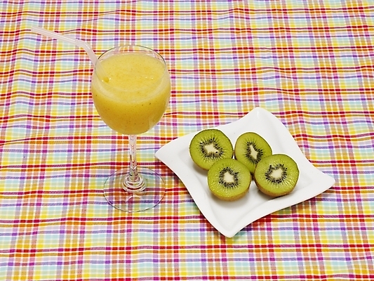 포토 JPG 스튜디오촬영 그릇 접시 음료 음식 잔 실내 키위 빨대 사람없음 컵 주스 식탁보 오렌지주스 키위주스 국내포토 식기 과일 내부 과일주스 파일형식