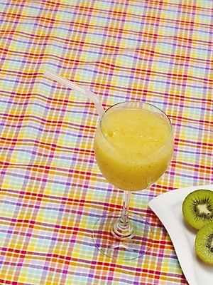 포토 JPG 스튜디오촬영 음료 음식 잔 실내 키위 빨대 사람없음 컵 주스 식탁보 오렌지주스 키위주스 국내포토 식기 과일 내부 과일주스 파일형식