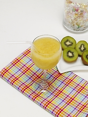 포토 JPG 스튜디오촬영 음료 음식 잔 실내 키위 사람없음 컵 주스 식탁보 오렌지주스 키위주스 국내포토 식기 과일 내부 과일주스 파일형식