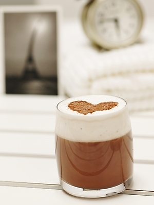 포토 JPG 스튜디오촬영 커피 음료 시계 실내 사람없음 컵 수건 하트 겨울간식 코코아 기념사진 국내포토 모양 식기 디저트 내부 위생용품 파일형식