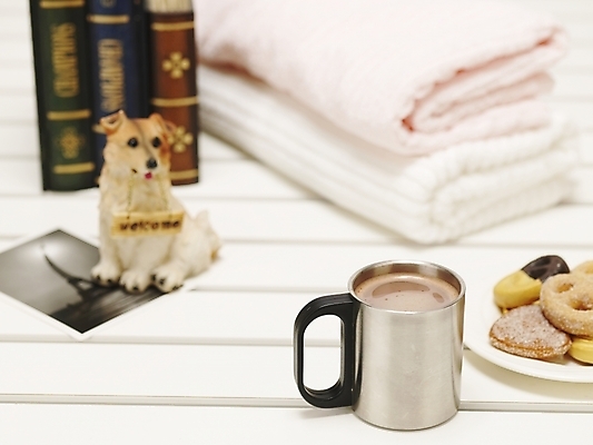 포토 JPG 스튜디오촬영 그릇 접시 커피 음료 실내 사람없음 책 수건 쿠키 강아지 겨울간식 코코아 기념사진 반려 국내포토 식기 디저트 내부 반려동물 위생용품 개 파일형식