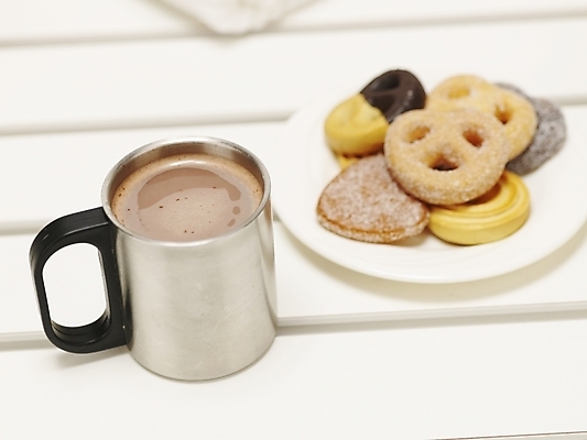 포토 JPG 스튜디오촬영 그릇 접시 커피 음료 실내 사람없음 쿠키 겨울간식 코코아 국내포토 식기 디저트 내부 파일형식