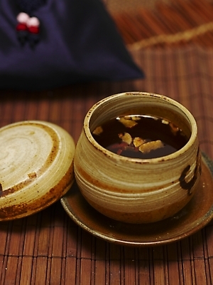 포토 JPG 스튜디오촬영 음료 음식 실내 사람없음 전통음식 차 전통차 찻잔 다기 수정과 국내포토 전통 잔 내부 차_음료 다도 파일형식