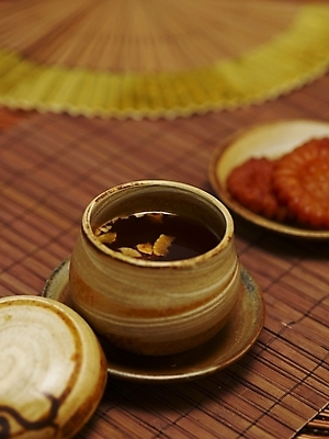 포토 JPG 스튜디오촬영 실내 사람없음 아웃포커스 전통음식 차 전통차 찻잔 다기 약과 수정과 전통다과 국내포토 전통 음료 음식 잔 촬영기법 내부 차_음료 다도 다과 파일형식