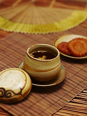 포토 JPG 스튜디오촬영 실내 사람없음 아웃포커스 전통음식 차 전통차 찻잔 다기 약과 수정과 전통다과 국내포토 전통 음료 음식 잔 촬영기법 내부 차_음료 다도 다과 파일형식