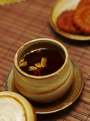 포토 JPG 스튜디오촬영 실내 사람없음 전통음식 차 전통차 찻잔 다기 약과 수정과 전통다과 국내포토 전통 음료 음식 잔 내부 차_음료 다도 다과 파일형식