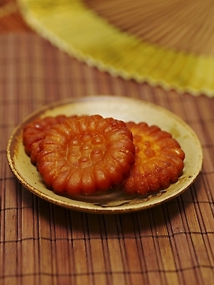 포토 JPG 스튜디오촬영 그릇 접시 한식 한국 실내 사람없음 전통음식 약과 전통다과 국내포토 전통 식기 아시아 음식 내부 다과 파일형식