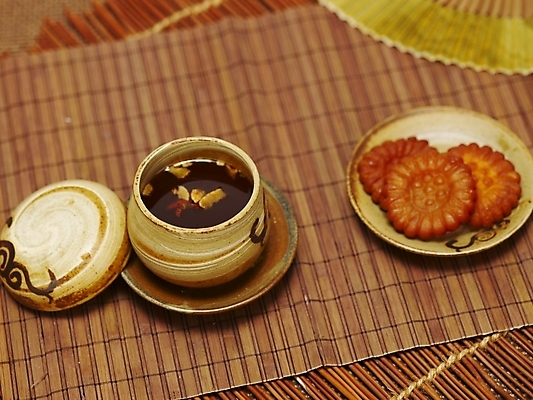 포토 JPG 스튜디오촬영 음식 실내 사람없음 전통음식 차 전통차 찻잔 다기 약과 수정과 전통다과 국내포토 전통 음료 잔 내부 차_음료 다도 다과 파일형식