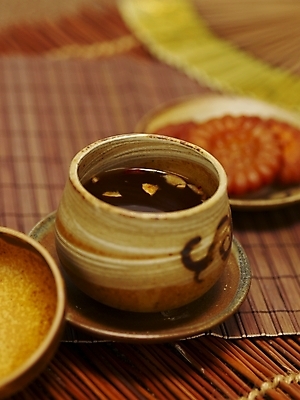 포토 JPG 스튜디오촬영 음료 음식 실내 사람없음 아웃포커스 전통음식 차 전통차 찻잔 다기 약과 수정과 전통다과 국내포토 전통 잔 촬영기법 내부 차_음료 다도 다과 파일형식