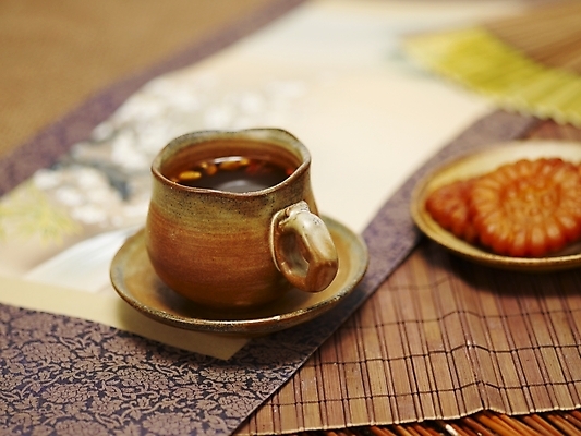 포토 JPG 스튜디오촬영 음료 음식 실내 사람없음 아웃포커스 전통음식 차 전통차 찻잔 다기 약과 수정과 전통다과 국내포토 전통 잔 촬영기법 내부 차_음료 다도 다과 파일형식
