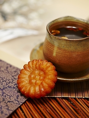 포토 JPG 스튜디오촬영 음료 음식 실내 사람없음 전통음식 차 전통차 찻잔 다기 약과 수정과 전통다과 국내포토 전통 잔 내부 차_음료 다도 다과 파일형식