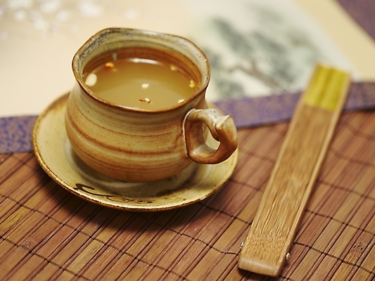 포토 JPG 스튜디오촬영 음료 음식 실내 사람없음 부채 차 전통차 찻잔 다기 국내포토 잔 내부 차_음료 다도 파일형식