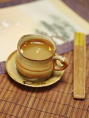 포토 JPG 스튜디오촬영 음료 음식 실내 사람없음 부채 차 전통차 찻잔 다기 국내포토 잔 내부 차_음료 다도 파일형식