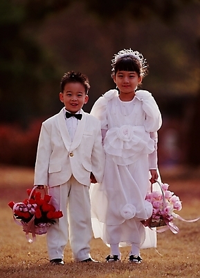 포토 JPG 드레스 여자 남자 어린이 사람 동양인 정장 턱시도 소녀 소년 야외 두명 꽃바구니 들러리 어린이만 국내포토 옷 꽃 결혼 인종 바구니 하객 파일형식