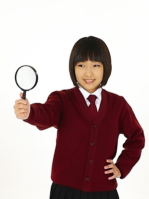 포토 JPG 스튜디오촬영 여자 어린이교육 교육 교복 초등학생 어린이 포즈 돋보기 영어교육 한명 누끼 사람 동양인 소녀 상반신 한국인 여자만 여자한명만 어린이만 소녀만 소녀한명만 국내포토 1 학생 영어 옷 실내 인종 파일형식