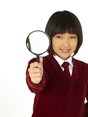 포토 JPG 스튜디오촬영 여자 어린이교육 교육 교복 초등학생 어린이 포즈 돋보기 영어교육 한명 누끼 사람 동양인 소녀 상반신 한국인 여자만 여자한명만 어린이만 소녀만 소녀한명만 국내포토 1 학생 영어 옷 실내 인종 파일형식