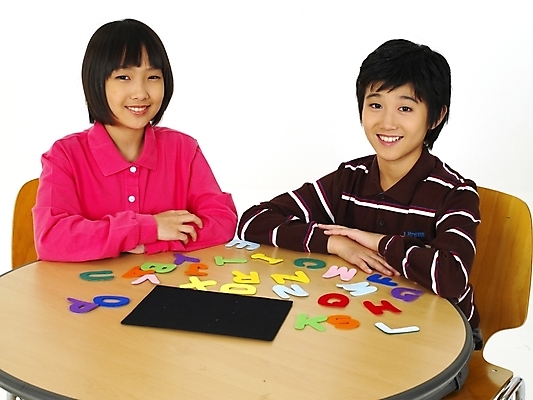 포토 JPG 스튜디오촬영 문자 기호 알파벳 영어 여자 어린이교육 교육 남자 초등학생 어린이 포즈 의자 놀이 영어교육 사람 동양인 소녀 소년 상반신 두명 한국인 책상 글자맞추기 어린이만 국내포토 학생 가구 실내 인종 맞추기 파일형식