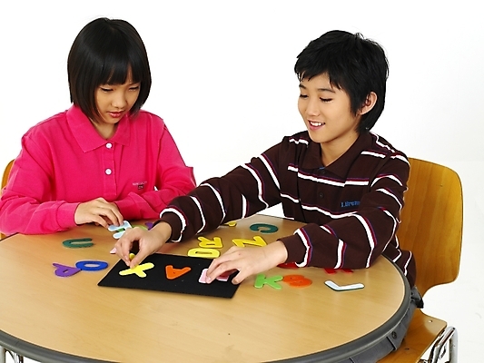 포토 JPG 스튜디오촬영 문자 기호 알파벳 영어 여자 어린이교육 교육 남자 초등학생 어린이 포즈 의자 놀이 영어교육 사람 동양인 소녀 소년 상반신 두명 한국인 책상 글자맞추기 어린이만 국내포토 학생 가구 실내 인종 맞추기 파일형식