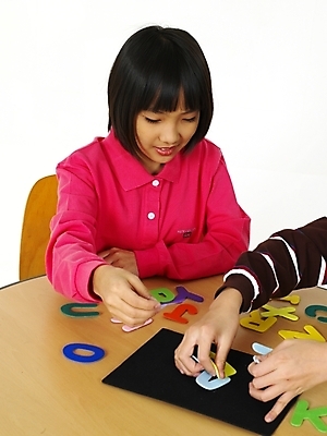 포토 JPG 스튜디오촬영 문자 기호 알파벳 영어 여자 어린이교육 교육 초등학생 어린이 포즈 의자 놀이 영어교육 한명 사람 동양인 소녀 상반신 한국인 책상 글자맞추기 여자만 여자한명만 어린이만 소녀만 소녀한명만 국내포토 1 학생 가구 실내 인종 맞추기 파일형식