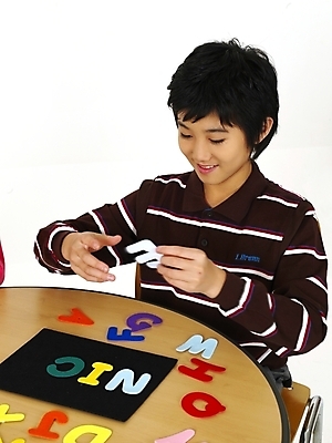 포토 JPG 스튜디오촬영 문자 기호 알파벳 영어 어린이교육 교육 남자 초등학생 어린이 포즈 의자 놀이 영어교육 한명 사람 동양인 소년 상반신 한국인 책상 글자맞추기 남자만 남자한명만 어린이만 소년만 소년한명만 국내포토 1 학생 가구 실내 인종 맞추기 파일형식