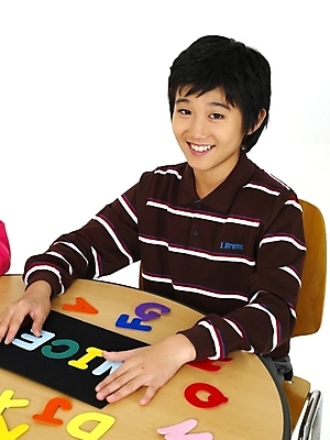 포토 JPG 스튜디오촬영 문자 기호 알파벳 영어 어린이교육 교육 남자 초등학생 어린이 포즈 의자 놀이 영어교육 한명 사람 동양인 소년 상반신 한국인 책상 글자맞추기 남자만 남자한명만 어린이만 소년만 소년한명만 국내포토 1 학생 가구 실내 인종 맞추기 파일형식