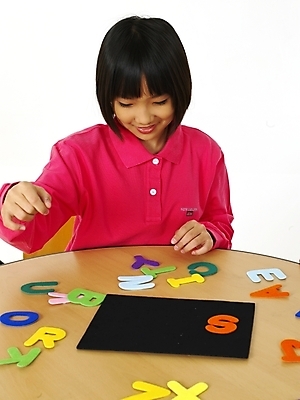 포토 JPG 스튜디오촬영 문자 기호 알파벳 영어 여자 어린이교육 교육 초등학생 어린이 포즈 의자 놀이 영어교육 한명 사람 동양인 소녀 상반신 한국인 책상 글자맞추기 여자만 여자한명만 어린이만 소녀만 소녀한명만 국내포토 1 학생 가구 실내 인종 맞추기 파일형식