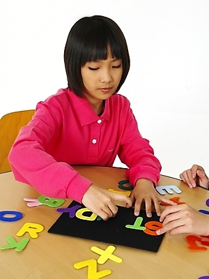 포토 JPG 스튜디오촬영 문자 기호 알파벳 영어 여자 어린이교육 교육 초등학생 어린이 포즈 의자 놀이 영어교육 한명 사람 동양인 소녀 상반신 한국인 책상 글자맞추기 여자만 여자한명만 어린이만 소녀만 소녀한명만 국내포토 1 학생 가구 실내 인종 맞추기 파일형식