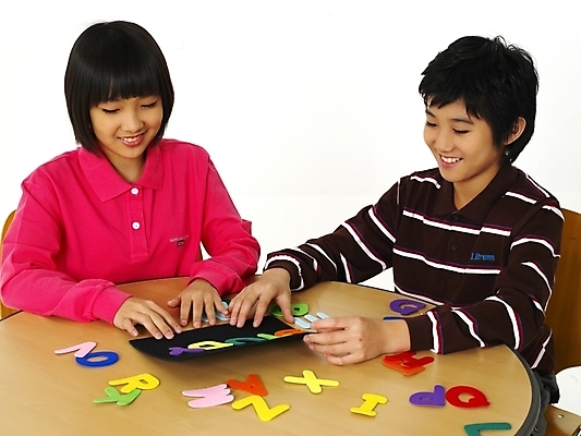 포토 JPG 스튜디오촬영 문자 기호 알파벳 영어 여자 어린이교육 교육 남자 초등학생 어린이 포즈 의자 놀이 영어교육 사람 동양인 소녀 소년 상반신 두명 한국인 책상 글자맞추기 어린이만 국내포토 학생 가구 실내 인종 맞추기 파일형식